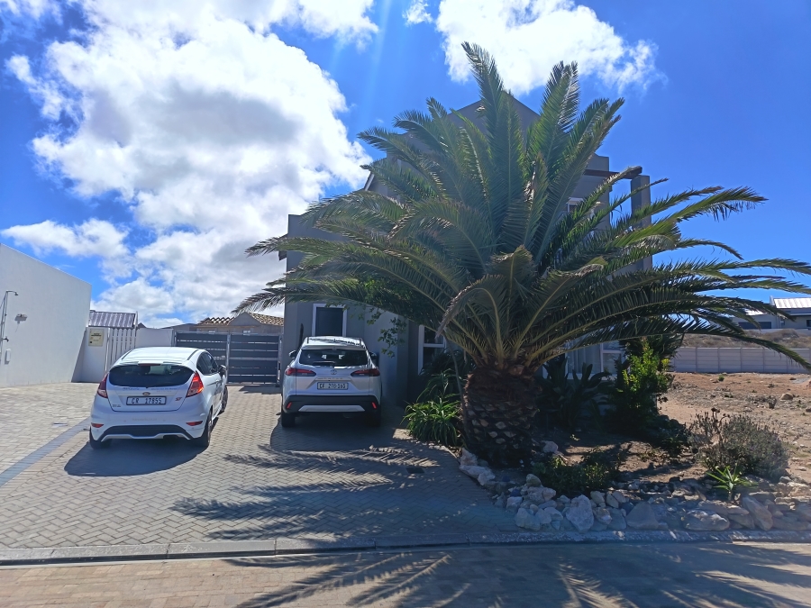 To Let 4 Bedroom Property for Rent in Hoogland Western Cape